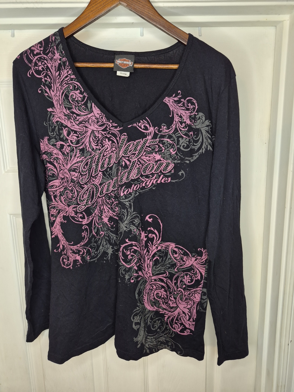 Harley-Davidson Black Long Sleeve V-Neck Top with Pink Scroll Graphic 2xl